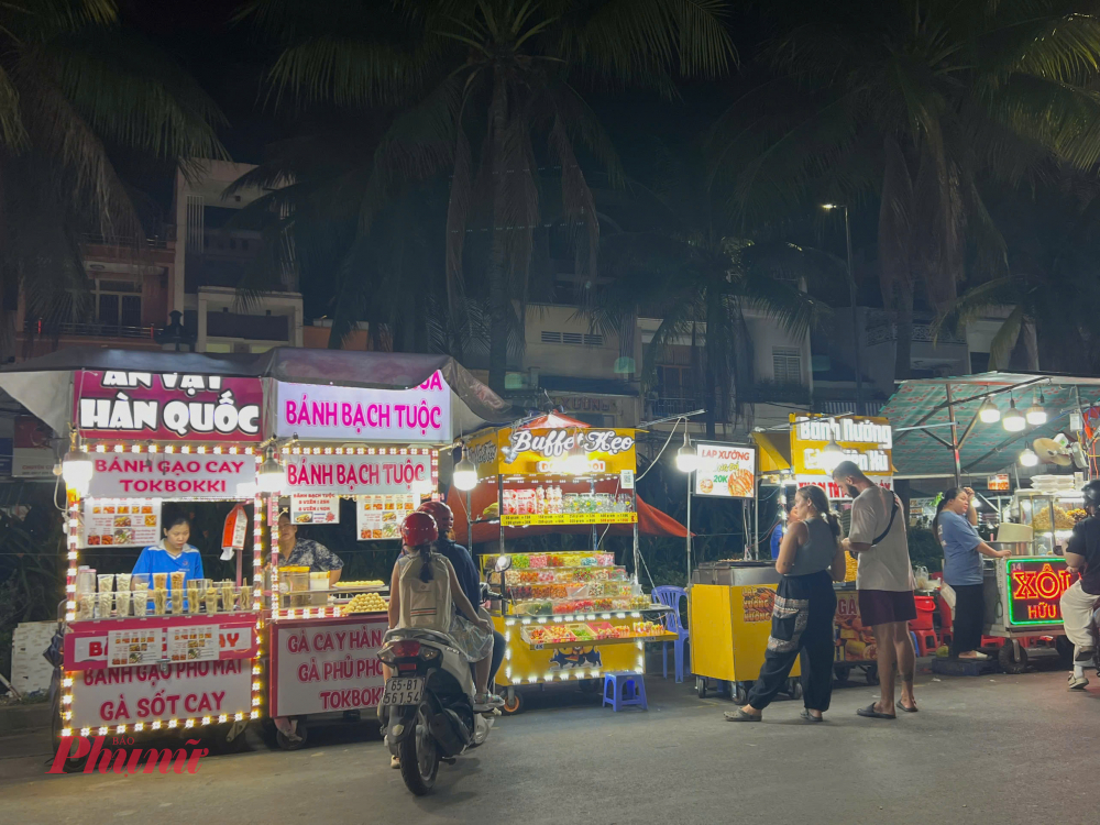 Chợ đêm Cần Thơ hoặc Phố đi bộ Ninh Kiều cũng là một địa điểm lý tưởng để các du khách trải nghiệm những món ăn đường phố, đặc sản của thành phố Cần Thơ.