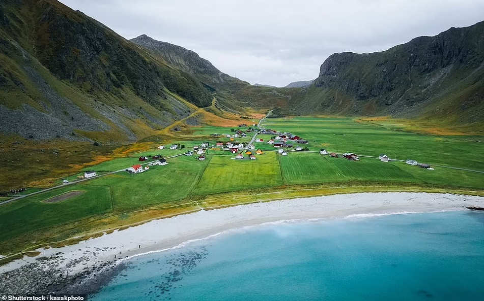 Bãi biển tại làng Unstad là điểm lướt sóng nổi tiếng nhất ở Lofoten. Đây là một nơi rất đẹp.