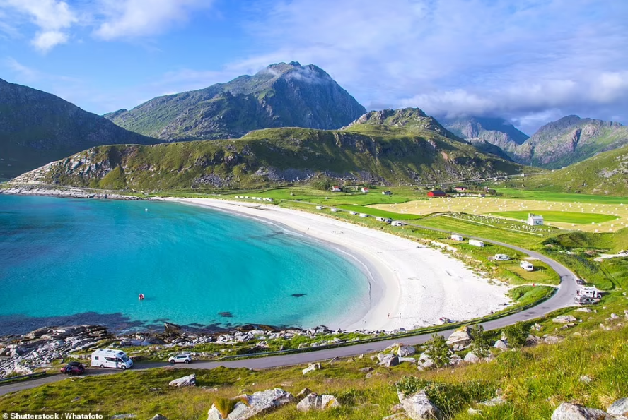 Bãi biển Haukland trên quần đảo Lofoten của Na Uy đặc biệt đến mức nó được Lonely Planet đưa vào danh sách 100 bãi biển đẹp nhất thế giới. Nơi này có bãi cát mịn trải dài, cảnh thiên nhiên ngoạn mục tạo nên vẻ đẹp đến khó tin.