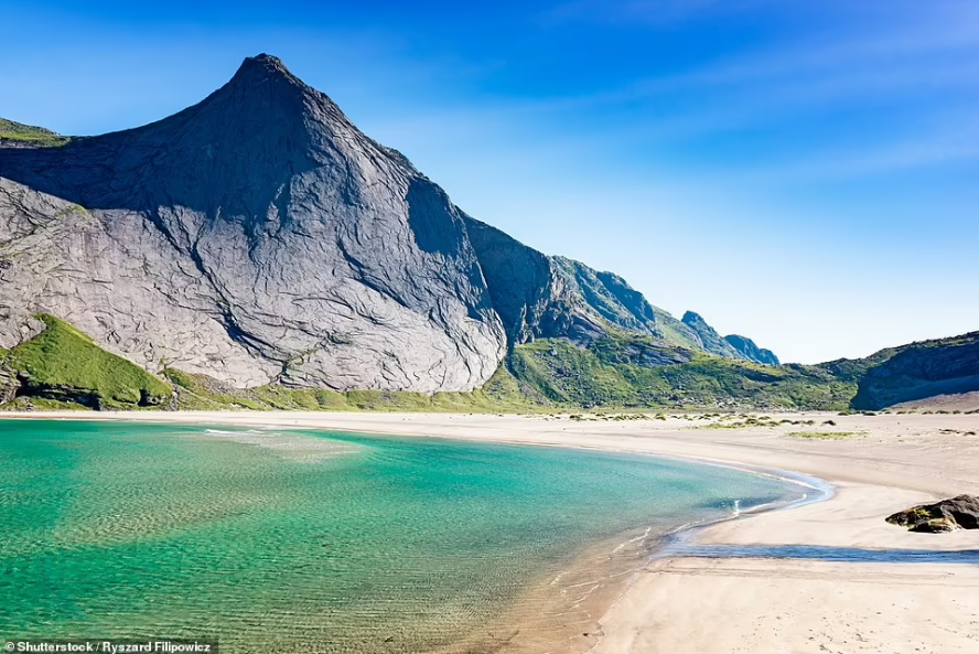 Bãi biển Bunes là một trong những bãi biển đẹp của Quần đảo Lofoten. Bãi biển hướng ra biển khơi, được bao quanh bởi những ngọn núi Helvetestinden và Storskiva ở mỗi bên.