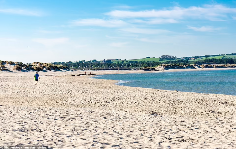 Bãi biển Sola (hay còn gọi là Solastranden) nằm gần Stavanger ở phía nam Na Uy và là điểm đến phổ biến cho các gia đình. Với bãi cát vàng mịn trải dài 2,5 km và thoai thoải xuống vùng nước nông, bãi biển Sola là điểm nghỉ dưỡng lý tưởng cho các gia đình. 