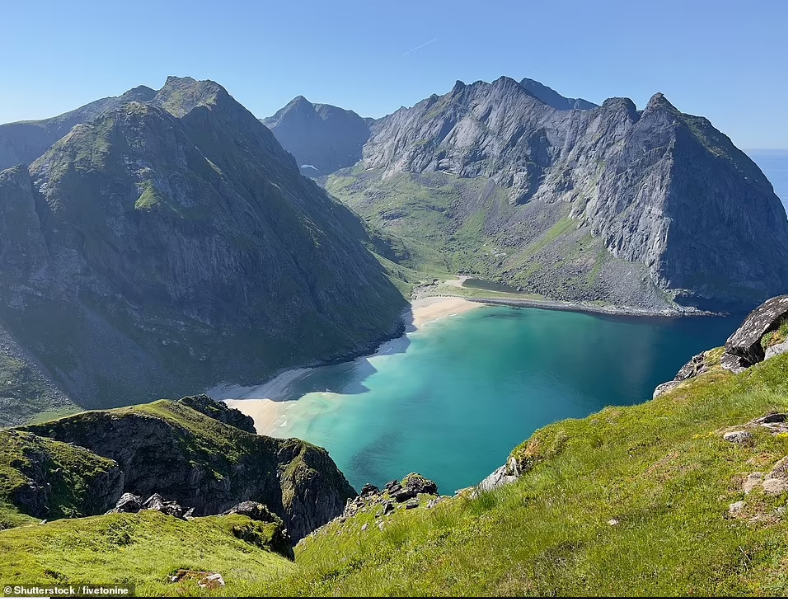 Bãi biển Kvalvika là một trong những nơi tuyệt đẹp nhất ở quần đảo Lofoten. Du khách sẽ thấy 'những con sóng màu ngọc lam đập vào bãi cát và những vách đá dựng đứng nhô lên giữa những đám mây.