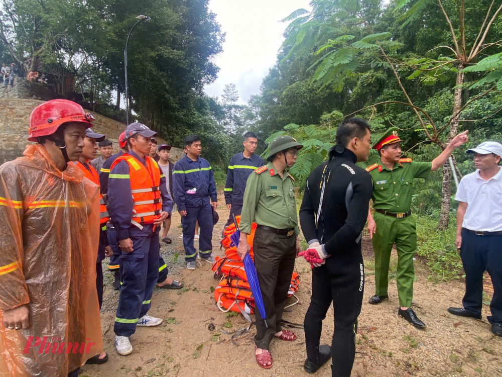 Đại tá Nguyễn Đình Thừa - Phó Giám đốc Công an tỉnh Thừa Thiên Huế chỉ đạo trực tiếp công tác cứu hộ cứu nạn