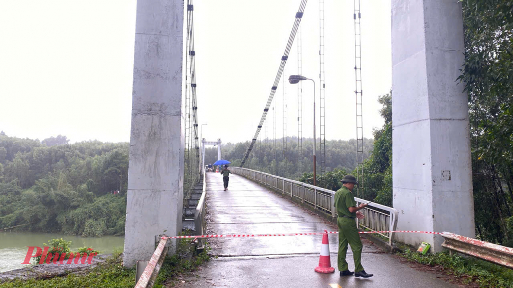 Cầu treo Bình Thành qua sông Hữu Trạch