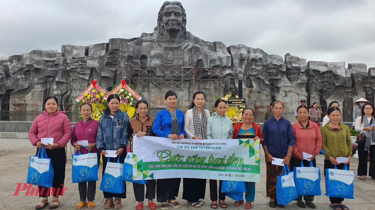 Đoàn công tác viếng hương tại tượng đài Mẹ Việt Nam anh hùng và trao tặng 30 suất quà cho các chị em có hoàn cảnh khó khăn ở TP Tam Kỳ