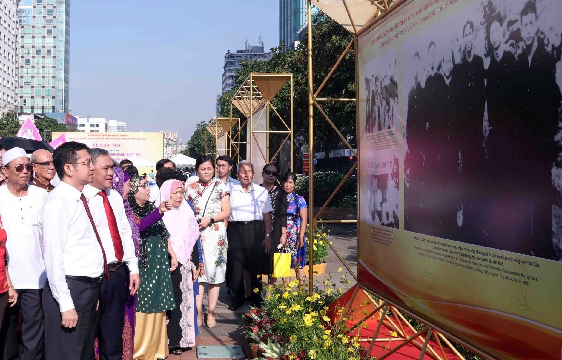 Đại biểu và đồng bào xem triển lãm ảnh “Đồng bào các dân tộc bình đẳng, đoàn kết, năng động sáng tạo, xây dựng và phát triển TPHCM văn minh, hiện đại, nghĩa tình” ngày 22/11 - Ảnh: T.H.