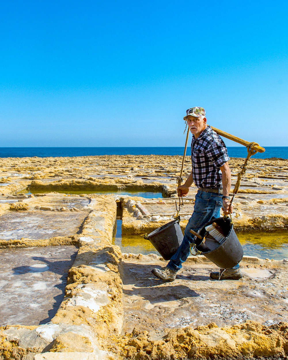 Dù có diện tích nhỏ nhưng Malta sở hữu kiểu khí hậu đặc trưng của khu vực Địa Trung Hải với mùa hè khô nóng cùng mùa đông ôn hòa, mưa nhiều.