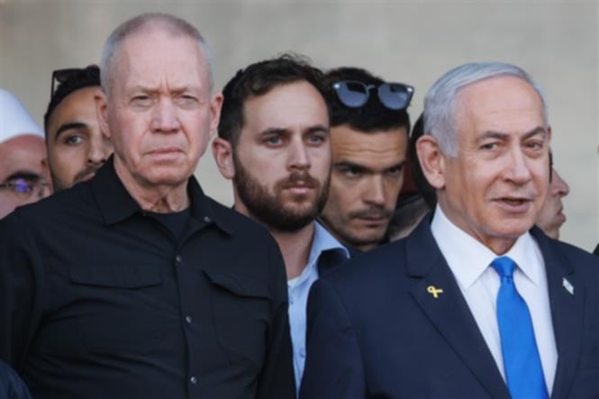 Thủ tướng Israel Benjamin Netanyahu (phải) và ông Yoav Gallant (trái, phía trước) dự một lễ kỷ niệm tại Mitzpe Ramon, ngày 31/10/2024. Ảnh: THX/TTXVN