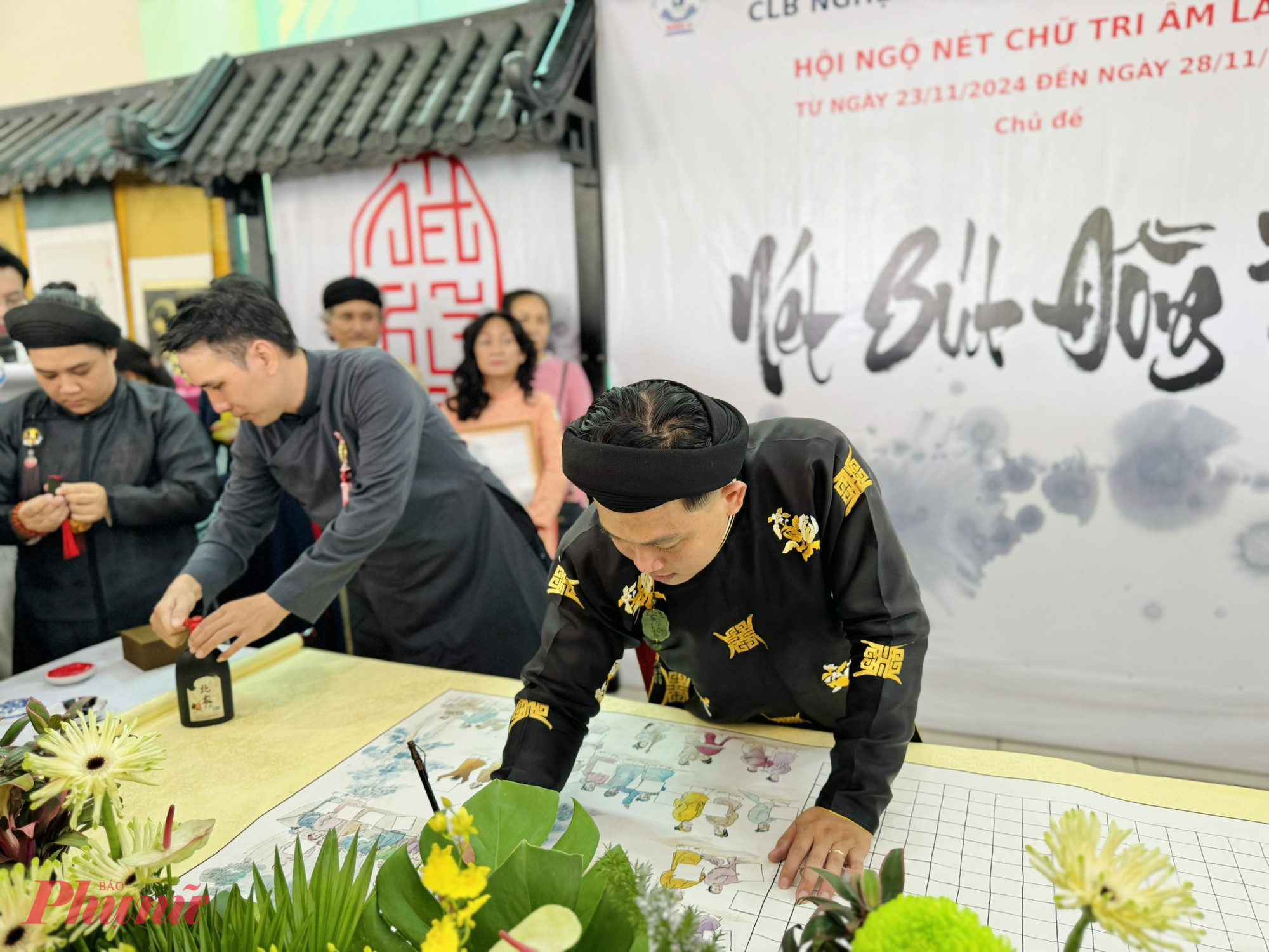 Nghệ nhân thư pháp Trần Hồng Lĩnh chuẩn bị cho việc khai ấn