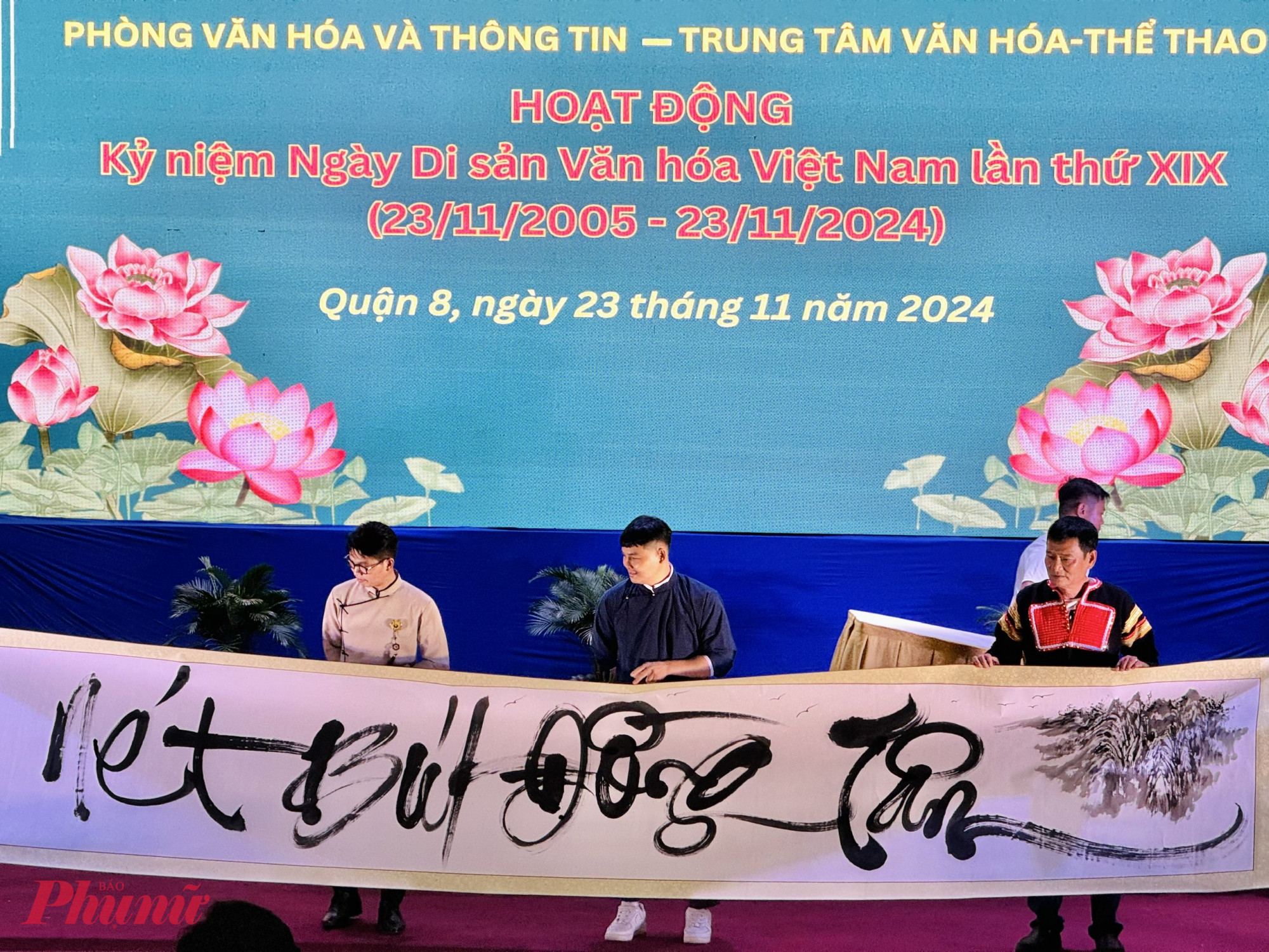 Bức thư pháp khổ lớn do 5 ông đồ của 3 miền thực hiện