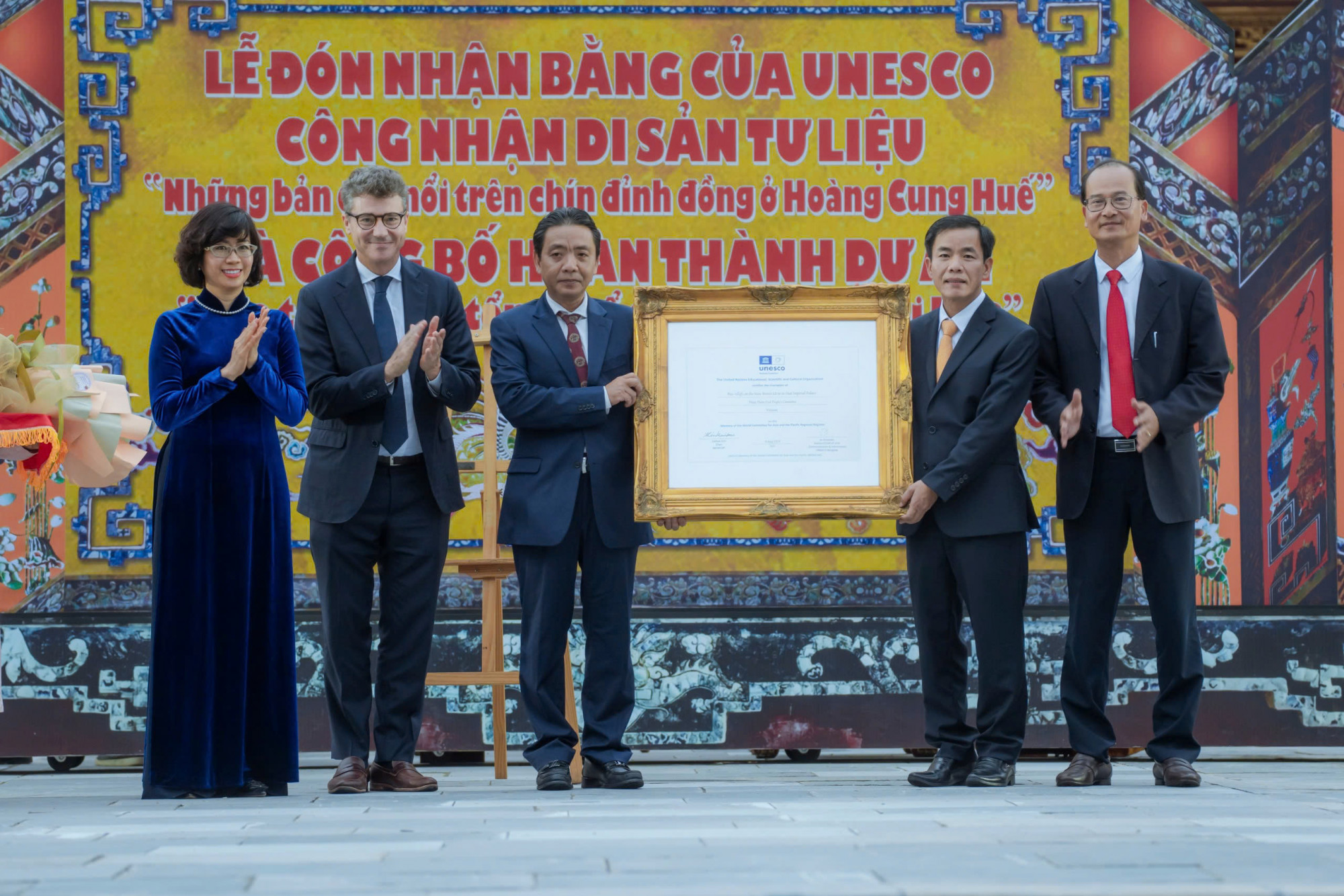 Bằng công nhận di sản tư liệu khu vực châu Á - Thái Bình Dương của UNESCO cho: “Những bản đúc nổi trên chín đỉnh đồng ở Hoàng cung Huế” 