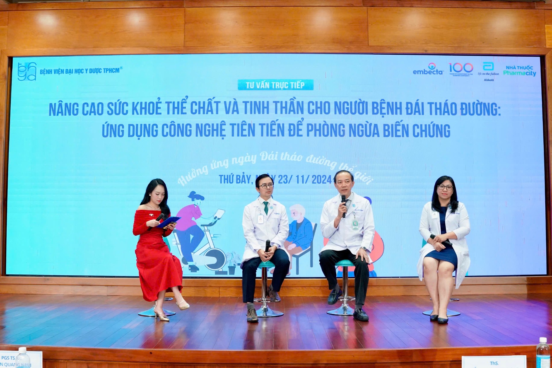 Các bác sĩ của Khoa Nội tiết Bệnh viện Đại học Y Dược TPHCM chia sẻ, giải đáp thắc mắc cho người tham gia về bệnh đái tháo đường.