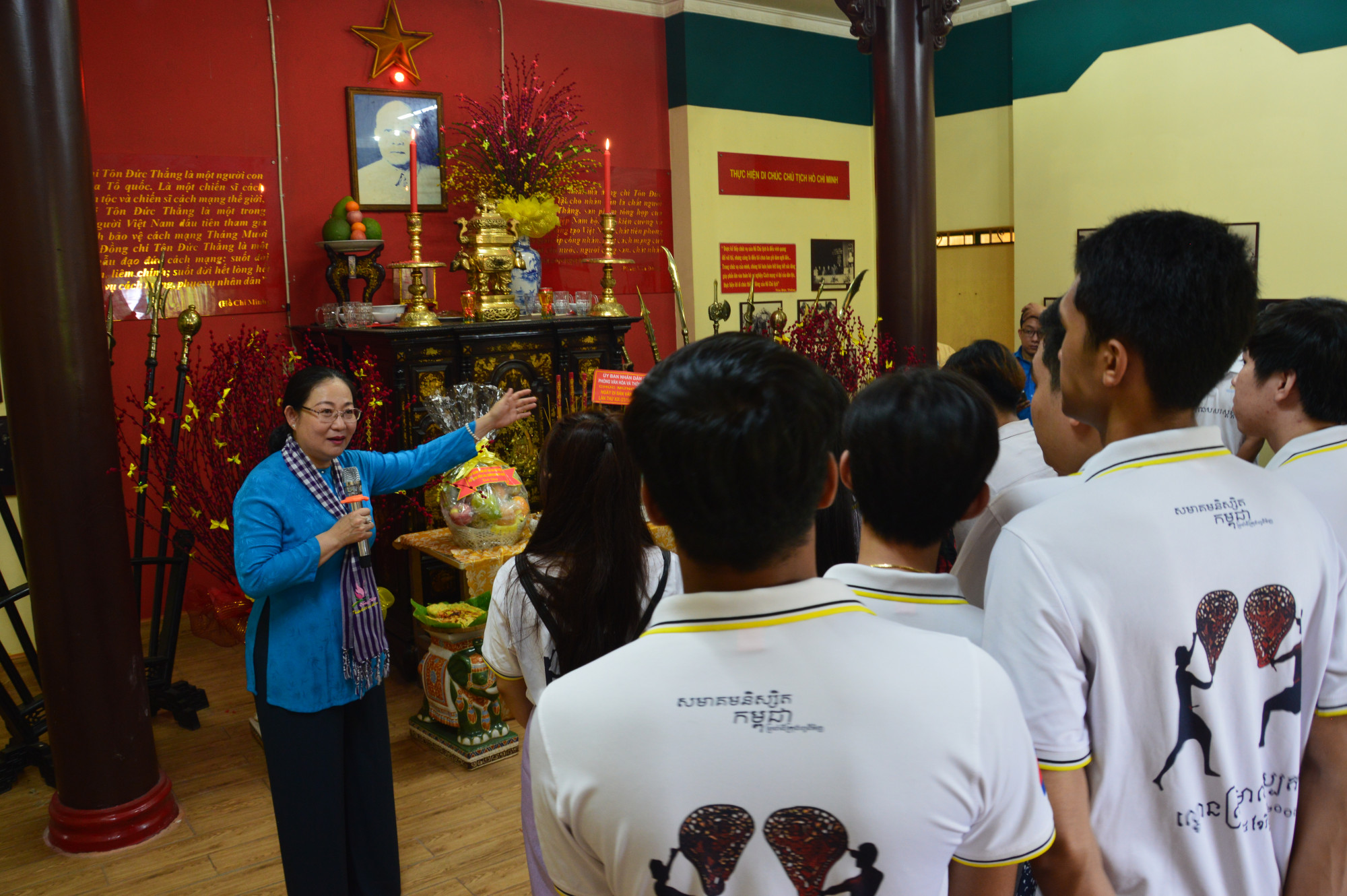 Các em sinh viên Lào, Campuchia chăm chú nghe thuyết trình về Di tích lịch sử văn hóa Quốc gia Đình Bình Đông