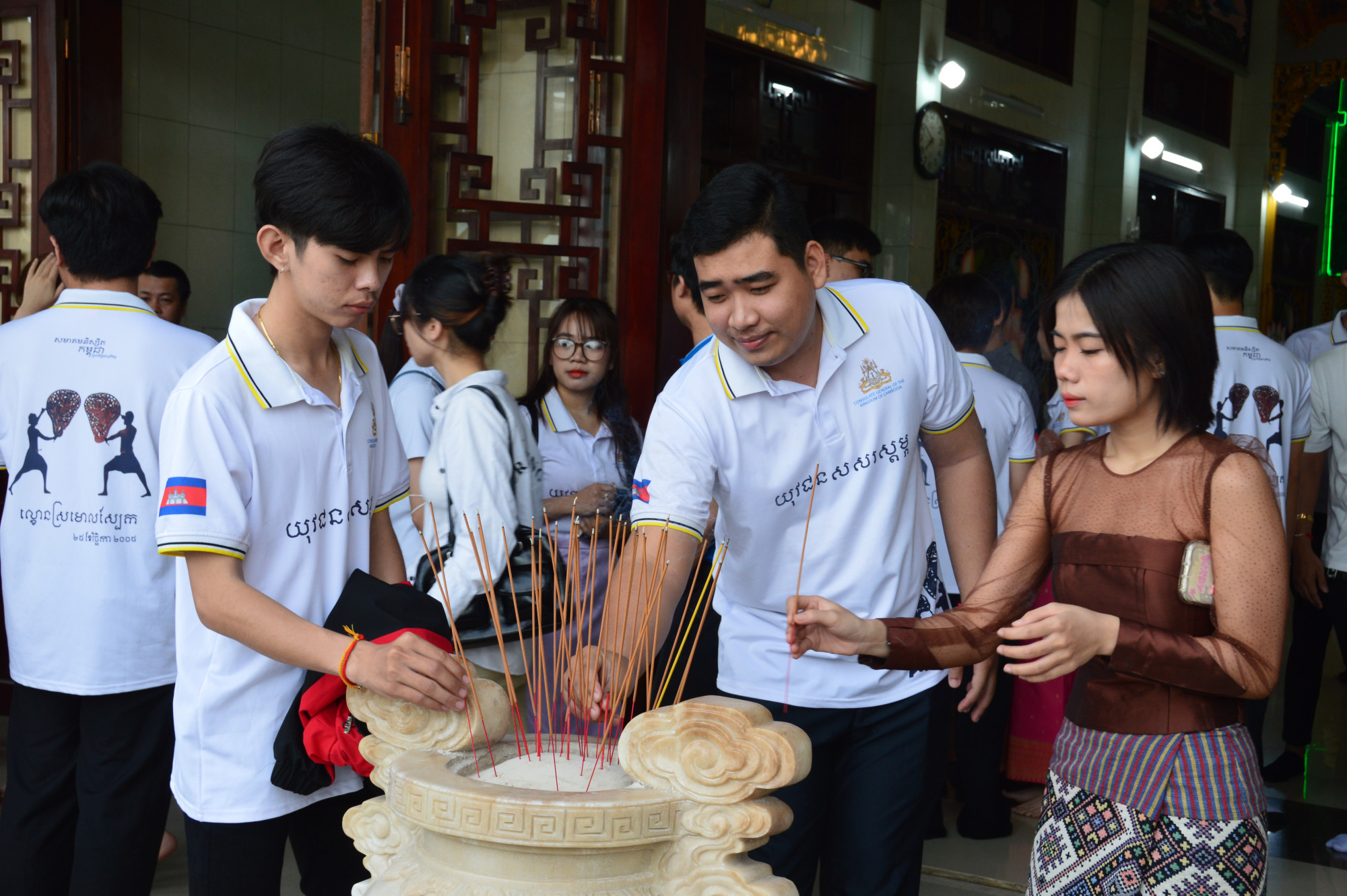 Sinh viên Lào, Campuchia thắp hương tại Di tích lịch sử văn hóa, danh lam thắng cảnh thành phố Chùa Pháp Quang - Ảnh: Trần Ninh 