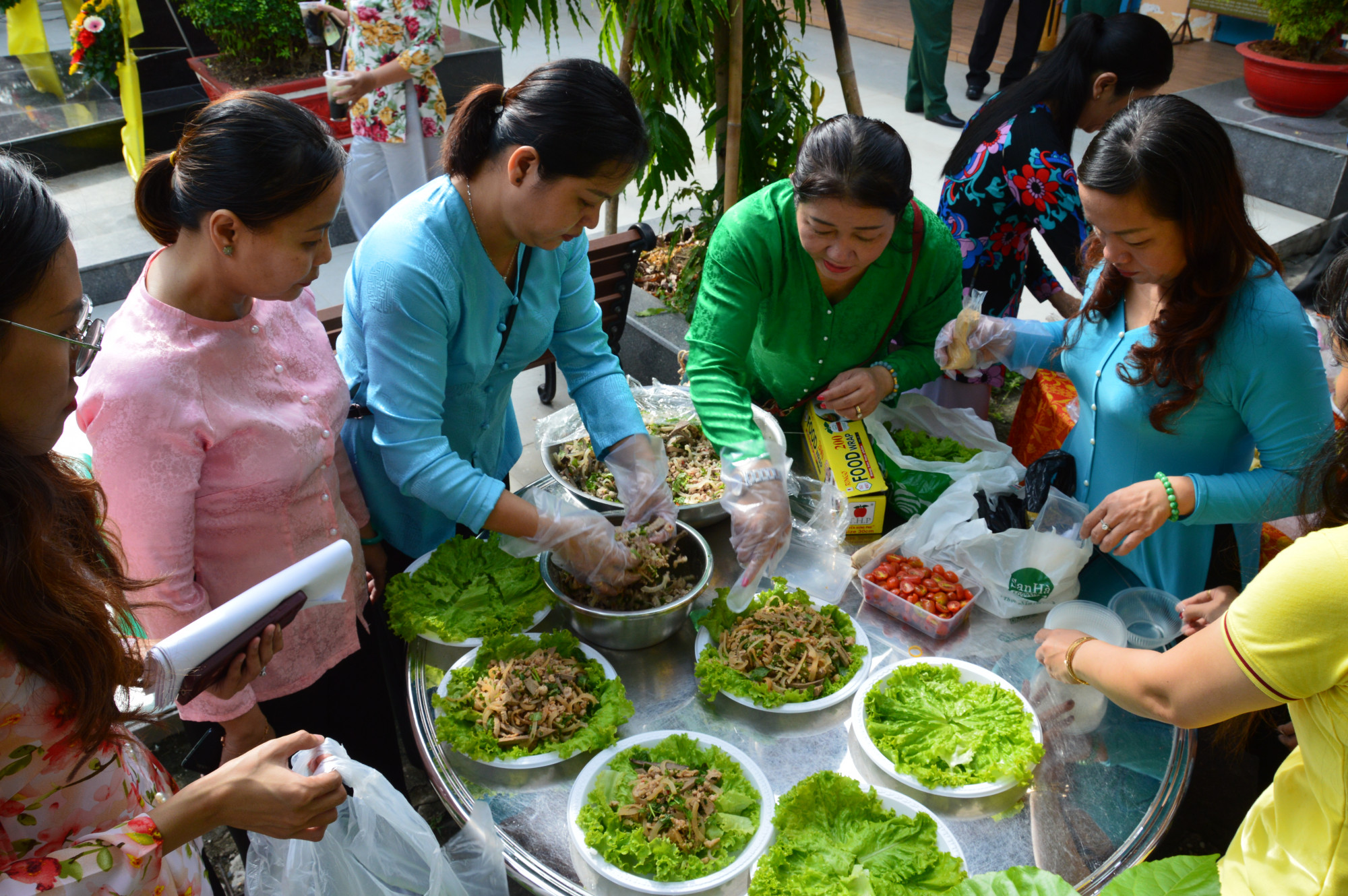 Ảnh: Món ăn mang tên Lạp Heo của Lào, được các cô các chị trong Hội LHPN Quận thực hiện. Bên cạnh đó còn có các gian ẩm thực khác như khu vực bánh xèo, bánh dân gian và khu vực giới thiệu nét văn hóa dân gian Tây Nam Bộ (tò he, thắt lá dừa)