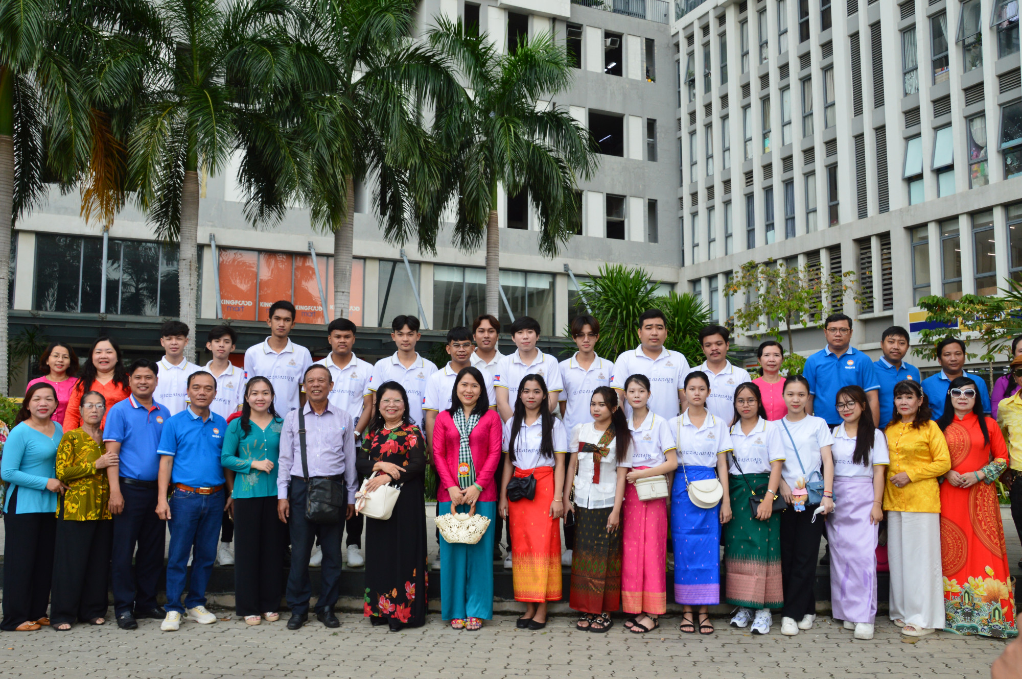 Bà Trần Thanh Hà (áo hồng cánh sen, giữa), Chủ tịch UB MTTQ Việt Nam quận 8 cùng đoàn sinh viên Lào Campuchia và các gia đình Việt