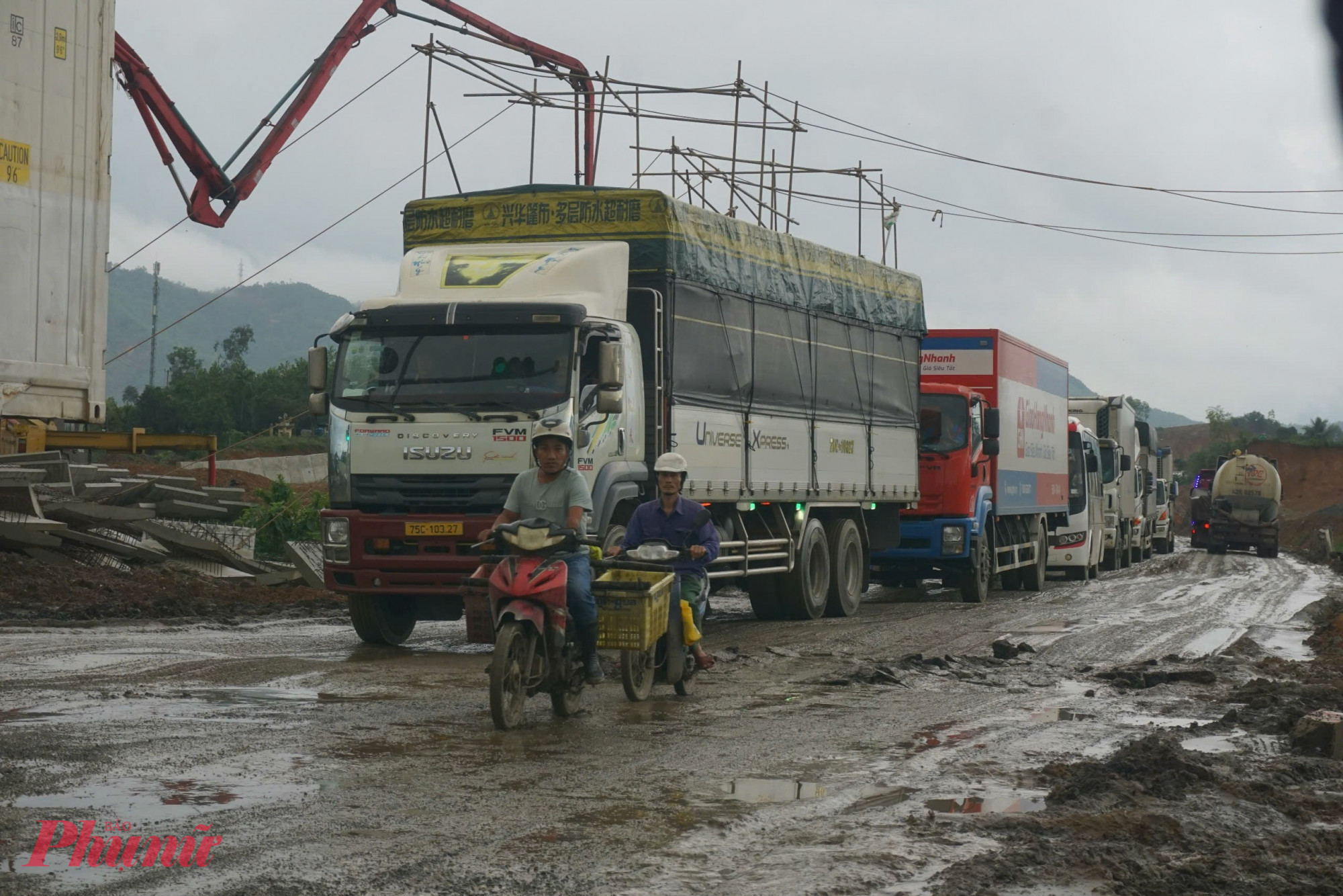 Xe máy đi chen giữa những đoàn xe tải