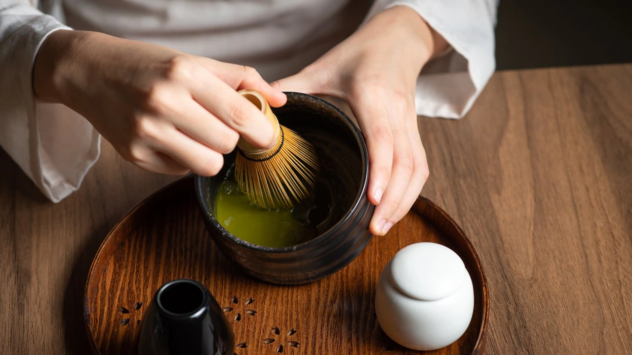 Người đàn ông Matcha Matcha Trà đạo Kyoto đặc biệt mạnh với matcha đứng đầu danh sách. Nếu bạn muốn nếm thử tại nguồn, một chuyến đi trong ngày đến các đồn điền nhiều tầng của Wakuza sẽ làm dịu cơn khát của bạn. Bạn thích ở lại thị trấn? Ippodotea là tất cả về truyền thống và nghi lễ trong khi Saryo Suisen làm ra những món tráng miệng matcha ngon tuyệt. Để có một món ăn kèm ngon miệng, hãy gọi wagashi - một loại bánh ngọt đậu đỏ.