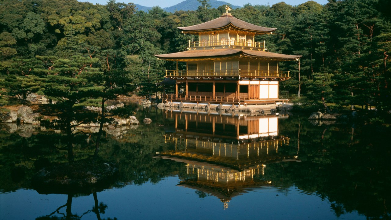 Đi tìm vàng ở Kinkaku-ji Còn được gọi là The Golden Pavilion, các lớp dát vàng trên cùng đã đủ nổi bật nhưng điều kỳ diệu thực sự ở đây là cách kiến ​​trúc luôn hoàn toàn phù hợp với môi trường tự nhiên xung quanh bất kể thời điểm nào trong năm. Là Nhật Bản, có một hệ thống giao thông một chiều hiệu quả được kiểm soát một cách lịch sự. Bức ảnh mà bạn (và rất nhiều du khách khác) muốn chụp là ngôi đền phản chiếu trong ao ở phía trước và trừ khi bạn muốn chụp nhiều randos thì tốt nhất là bạn nên đến thăm sớm vào một ngày trong tuần. Ngôi đền mở cửa lúc 9 giờ sáng. Một ngôi đền khác cũng rất đáng ghé thăm là Kiyomizu-dera nằm cao trên thành phố và là một phần của Di sản Thế giới UNESCO Kyoto Cổ đại.