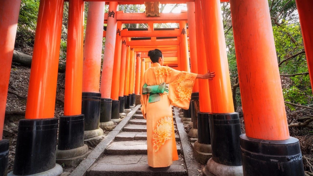 Lên cổng đền Fushimi Inari-Taisha Ngôi đền Shinto này thể hiện một trong những giáo lý cốt lõi của Phật giáo rằng hành trình quan trọng như đích đến. Khía cạnh trực tiếp và nổi bật nhất của con đường này là 10.000 cổng gần như màu cam neon chạy dọc theo nó. Được gọi là torii, những cánh cổng có nguồn gốc từ thời Edo và được các doanh nghiệp hoặc cá nhân tặng cho ngôi đền để ghi nhận thành công và lòng biết ơn đi kèm với thành công đó. Nơi đây đông đúc nhất ở phía dưới nhưng du khách thưa dần khi bạn lên cao. Tuy nhiên, đừng vội leo lên vì những đoạn thấp hơn của ngôi đền rải rác những bức tượng cáo tôn kính vị thần Inari của Shinto. Người trông coi các bộ phận rất cụ thể của gạo và trà cũng như các bộ phận rất rộng của nông nghiệp và kinh doanh. Mặt trời mọc là thời điểm tốt nhất để ghé thăm để quan sát các nhà sư bước đi một cách chánh niệm để làm việc.