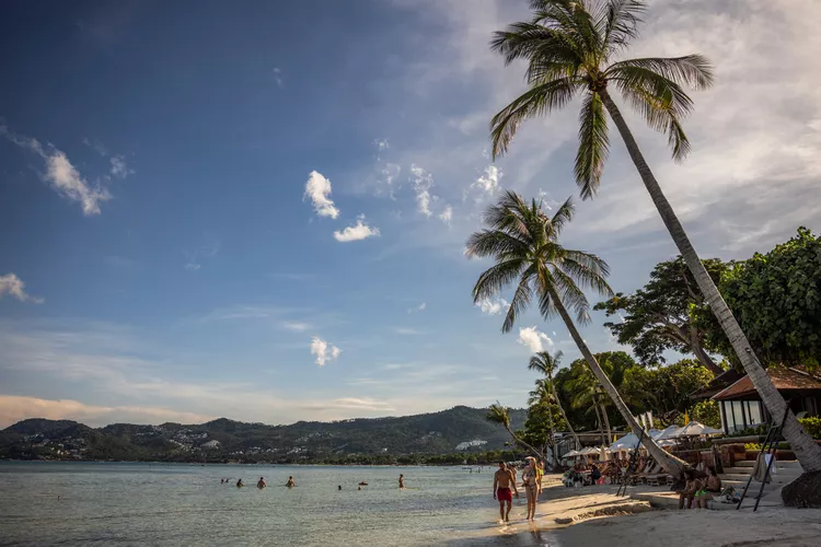 Bãi biển Taling Ngam, Koh Samui Mọi người đi bộ dọc theo bãi biển Taling Ngam trên đảo Koh Samui, Thái Lan. Lauren DeCicca/Du lịch + Giải trí Koh Samui là định nghĩa của một hòn đảo thiên đường , nổi tiếng với những khách sạn năm sao lãng mạn và những vịnh nguyên sơ. Trên bờ biển phía tây của nó là một phần cát hẻo lánh hơn. Hãy đến bãi biển trắng như đường để ngắm hoàng hôn tuyệt đẹp (với tầm nhìn ra Năm hòn đảo nổi tiếng) hoặc thưởng thức bữa tiệc Thái tại một trong những túp lều bãi biển giản dị của nó. Lauren DeCicca/Du lịch + Giải trí