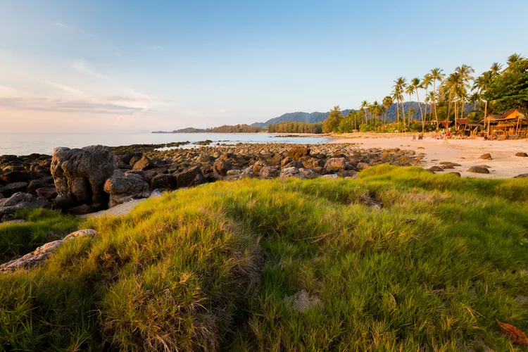 Bãi biển dài, Koh Lanta Cảnh biển mùa hè trên đảo nhiệt đới Koh Lanta ở Thái Lan. Cảnh chụp ở Long Beach với bầu trời xanh Bãi biển Long Beach trên đảo Koh Lanta, Thái Lan. sitriel/Hình ảnh Getty Du khách đến hòn đảo Thái Lan này đã tăng vọt trong thập kỷ qua. Một điểm đến phổ biến cho những người du mục kỹ thuật số, Long Beach được tạo ra để đi bộ dài trên bãi biển. Có rất nhiều thứ để xem dọc theo bờ biển, từ các quán bar dễ chịu đến những ngôi nhà gỗ và lán hải sản. Chỉ cần nhớ mang theo mũ và thường xuyên ngâm mình; có rất ít bóng râm ở đây.sitriel/Hình ảnh Getty