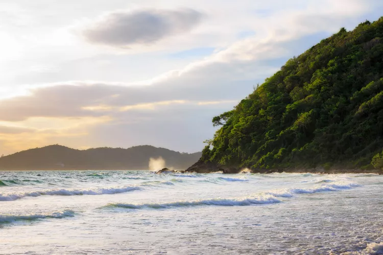 Bãi biển Ao Prao, Koh Samet Cảnh biển của bãi biển Ao Prao vào lúc hoàng hôn, đảo Koh Samet, Rayong, Thái Lan Bãi biển Ao Prao trên đảo Koh Samet, Thái Lan. Peera/Adobe Stock Silica mềm và sóng nhẹ thu hút những người thích tắm biển đến dải cát này trên đảo Koh Samet. Là nơi có nhiều khách sạn bốn sao, du khách có thể thuê thuyền kayak và ván chèo để ngắm nhìn những chú cá đầy màu sắc của rạn san hô. Khi màn đêm buông xuống, các nhà hàng ven biển là nơi tuyệt vời để ngắm hoàng hôn — tay cầm quả dừa.