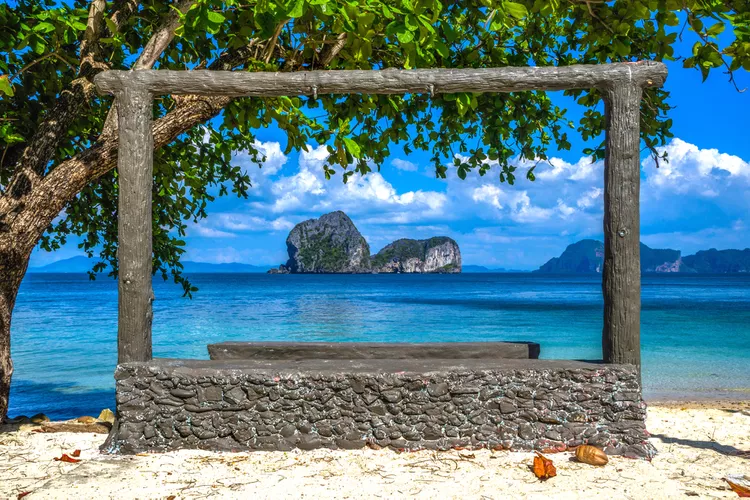 Bãi biển Koh Ngai, Koh Ngai Cảnh quan bãi biển qua một cấu trúc đá Bãi biển Koh Ngãi ở Koh Ngãi, Thái Lan. CHRIS TAYLOR/500px/Hình ảnh Getty Hòn đảo nhỏ này ở Biển Andaman ít được biết đến hơn so với những hòn đảo lân cận. Nước biển trong vắt là biểu tượng của bãi biển cùng tên của hòn đảo. Tản bộ dọc theo toàn bộ chiều dài, tạo dáng chụp ảnh với những chiếc thuyền đuôi dài và dừng lại để thưởng thức hải sản tươi sống tại một trong những nhà hàng nằm sâu trong cát, hoặc ngồi trên ghế dài và ngắm nhìn những khối đá vôi karst hoàn hảo như trong bưu thiếp. CHRIS TAYLOR/500px/Hình ảnh Getty