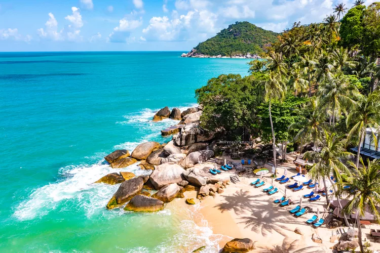 Bãi biển Thong Nai Pan, Koh Pha Ngan Ảnh chụp từ trên không của bãi biển Thong Nai Pan ở Koh Phangan, Thái Lan, Đông Nam Á Bãi biển Thong Nai Pan ở Koh Phangan, Thái Lan. Pierrick Lemaret/Hình ảnh Getty Mảnh đất hình lưỡi liềm này ở phía bắc Koh Pha Ngan là nơi lý tưởng để nghỉ ngơi và phục hồi sức khỏe sau Bữa tiệc trăng tròn nổi tiếng trụy lạc của hòn đảo. Cát mềm, nước nông và những cây cọ râm mát là nơi lý tưởng cho một ngày thư giãn trên bãi biển tại một trong những hòn đảo lễ hội và yoga nhất của Thái Lan.. Pierrick Lemaret/Hình ảnh Getty