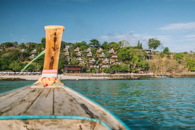 Bãi biển Maya, Phi Phi Leh Một chiếc thuyền đang tiến gần đến bãi biển Bãi biển Maya ở Koh Phi Phi, Thái Lan. Monica Farber/Du lịch + Giải trí Được biết đến rộng rãi qua bộ phim The Beach của Leonardo DiCaprio, vịnh đẹp như tranh vẽ này gần như bị tàn phá bởi tình trạng du lịch quá mức. Nhưng nhờ chương trình phục hồi lớn và tăng cường quản lý (không được bơi ở đây), vẻ đẹp tự nhiên của bãi biển này đã trở lại. Chỉ có vài nghìn khách du lịch được phép đến đây mỗi ngày, trong các khung giờ đã đặt trước, nhưng nhiều người cho rằng chỉ riêng những vách đá vôi cũng đáng giá. Monica Farber/Du lịch + Giải trí