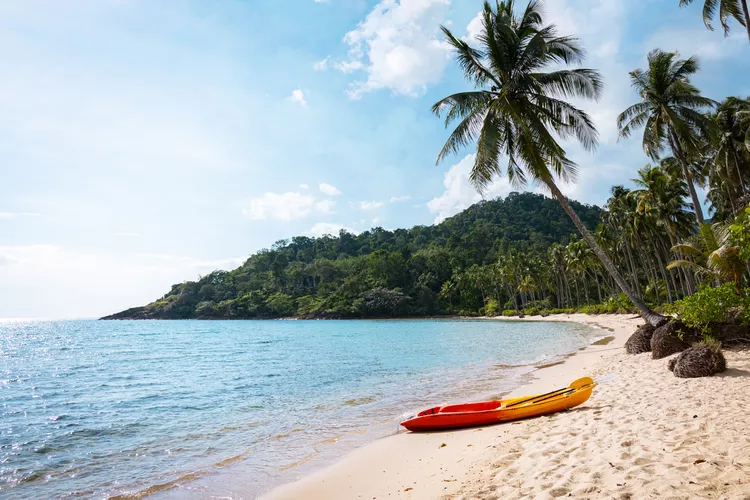 Bãi biển cát trắng, Koh Chang Chèo thuyền kayak trên bãi biển ở đảo Koh Chang, Trat, Thái Lan, Châu Á Bãi biển cát trắng trên đảo Koh Chang, Thái Lan. Ảnh AzByCx/Getty Như tên gọi của nó, bạn sẽ tìm thấy bãi cát trắng sáng chói trên bãi biển Koh Chang rộng lớn này. Bãi biển rộng lớn này có nghĩa là không bao giờ quá đông đúc, vì vậy việc tìm một nơi để đắm mình trong một cuốn sách hay không phải là điều khó khăn. Vào ban đêm, nơi đây trở nên sống động với những vũ công lửa, quán bar và rất nhiều nhà hàng địa phương. Ảnh AzByCx/Getty