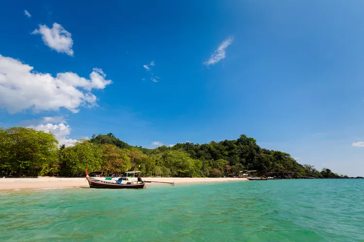 Bãi biển Charlie, Koh Muk Thuyền đuôi dài trên đảo nhiệt đới Koh Mook ở Thái Lan. Phong cảnh chụp trên bãi biển Charlie, Haad Sai Yao - Haad Farang với bầu trời xanh và cát trắng. Bãi biển Charlie trên đảo Koh Muk, Thái Lan. sitriel/Hình ảnh Getty Còn được gọi là Bãi biển Garnet, viên ngọc này có thể được tìm thấy trên Koh Muk, có nghĩa là Đảo Ngọc. Đi xe tuk-tuk từ thị trấn có nghĩa là Bãi biển Charlie tránh xa sự hối hả và nhộn nhịp, và những ai mạo hiểm sẽ được đền đáp bằng làn nước dịu nhẹ và cảnh hoàng hôn tuyệt đẹp. Hãy đến đây vào mùa cao điểm, khi các doanh nghiệp bãi biển trở nên sôi động. sitriel/Hình ảnh Getty