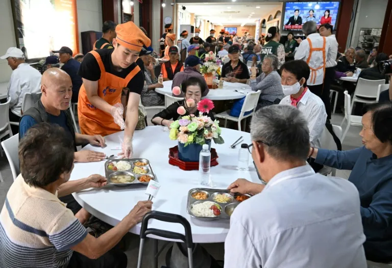 Người cao tuổi, phần lớn là hưu trí nghèo, là khách hàng thường xuyên của trung tâm Babfor - Ảnh: AFP