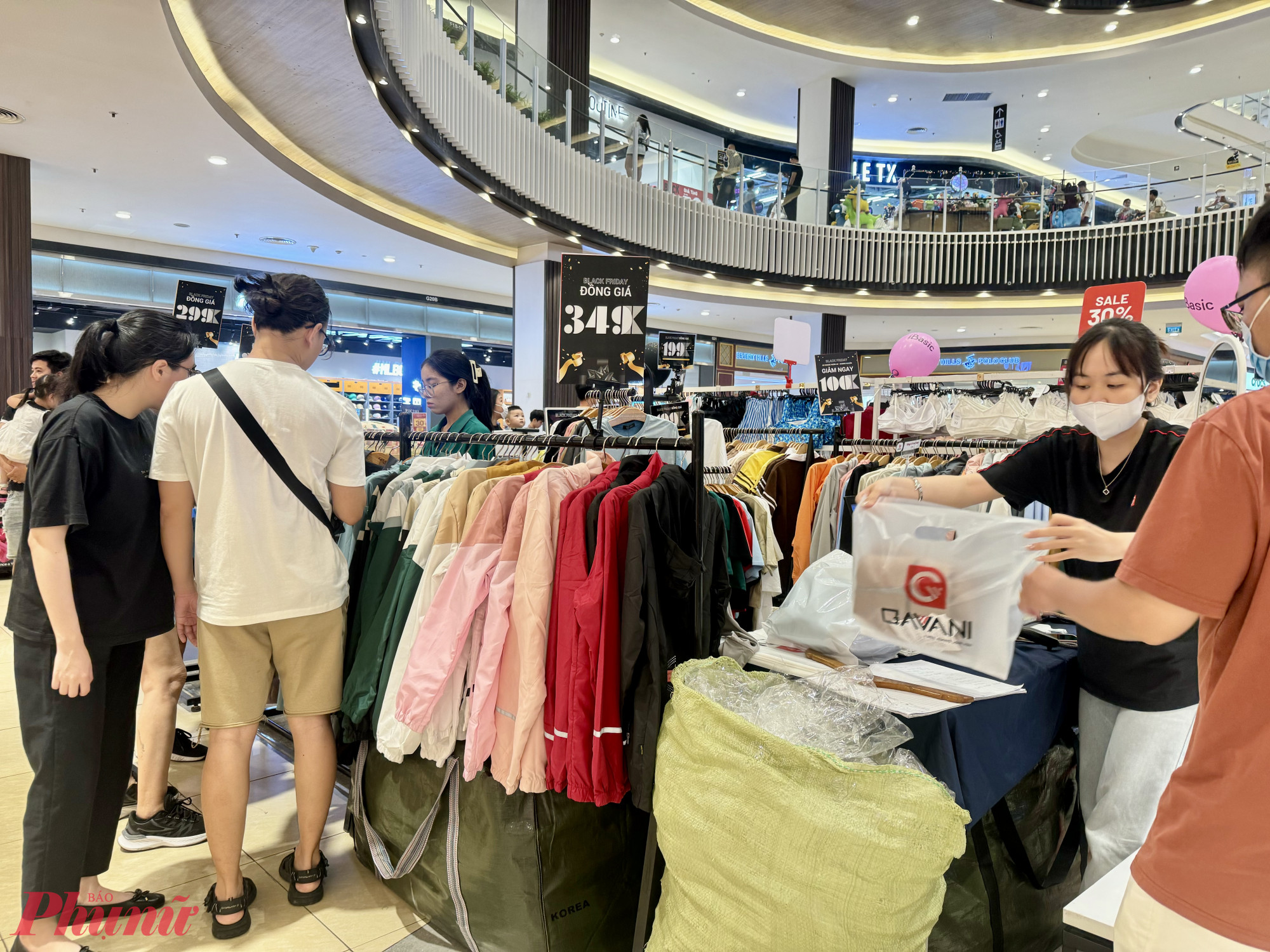 Trung tâm thương mại Aeonmall Bình Tân (quận Bình Tân, TPHCM) dành hẳn một khu vực để tổ chức sự kiện bán hàng cho ngày Black Friday