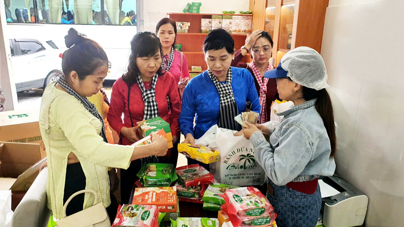 Đoàn công tác của Hội LHPN TPHCM tham quan, tìm hiểu tại cơ sở sản xuất bánh dừa Bảo Linh