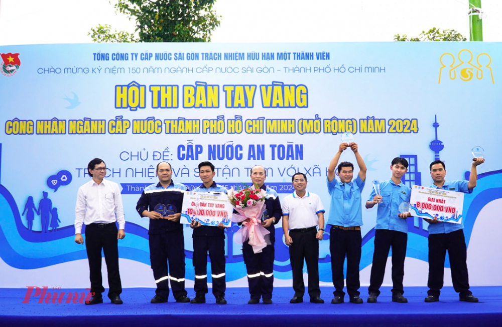 Ban tổ chức trao giải Bàn tay vàng cho các đội đoạt giải