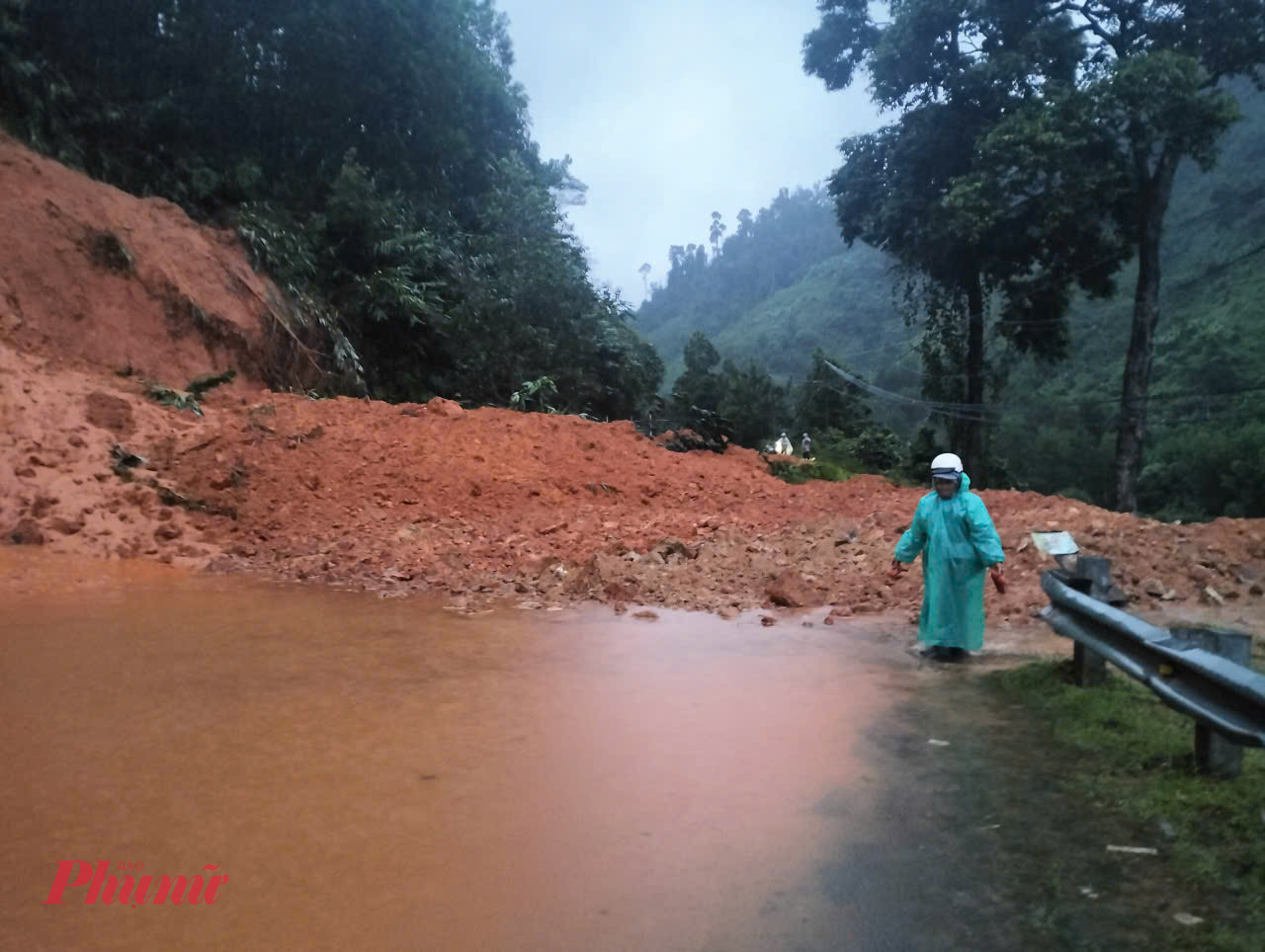 Sạt lở đoạn ngã 3 Trà Giác lên huyện Nam Trà My vẫn chưa thông đường.