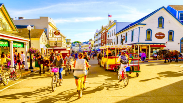 Đảo Mackinac, Michigan Từ năm 1898 đến nay, Mackinac đã không dùng xe hơi để giữ an toàn cho ngựa và người đi bộ. Người dân và du khách đi lại bằng xe ngựa, xe đạp hoặc đi bộ. Ở đây có những con đường đẹp như tranh với hoa tử đinh hương vào mùa xuân và lá vàng rơi vào mùa thu, bên hồ Huron mát mẻ. Mackinac cũng được mệnh danh là thị trấn đẹp nhất nước Mỹ.