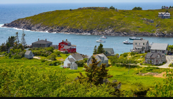 Đảo Monhegan, Maine Hòn đảo nhỏ này chưa đến 100 cư dân và không có xe hơi nên mọi người đều biết nhau và thân thiết. Du khách có thể đi bộ hoặc chạy xe đạp để ngắm vách đá, ngọn hải đăng và những nhà trọ ấm cúng. Với sự biệt lập và phong cảnh đầy cảm hứng, Monhegan được nhiều nghệ sĩ chọn làm nơi nghỉ dưỡng.