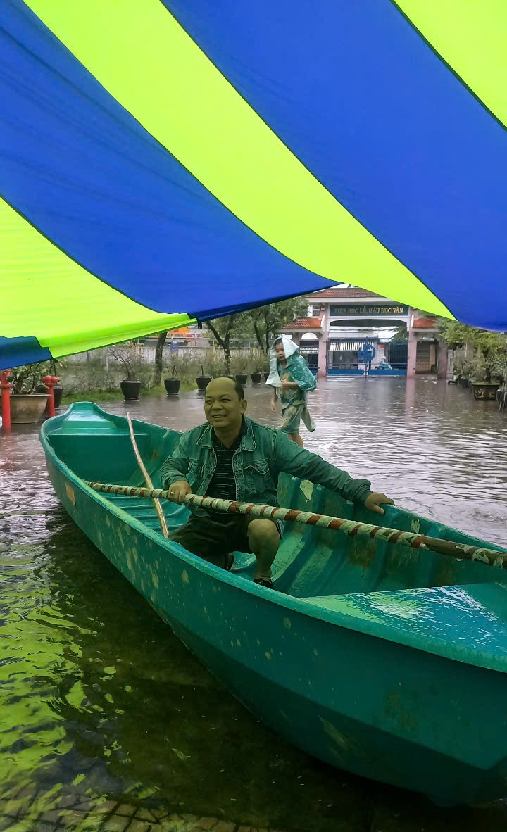 Do năm nào trường cũng ngập nên các các thầy cô giáo ở gần trường đều lội mưa đến trường hỗ trợ công tác phòng chống lụt bão. Thuyền chống lũ cũng được nhà trường nhanh chóng đưa vào sân trường để khi nước lũ dâng cao sẽ dùng để di chuyển đồ đạc, đồ dùng học tập đến nơi an toàn - Ảnh: Trường THPT Gia Hội