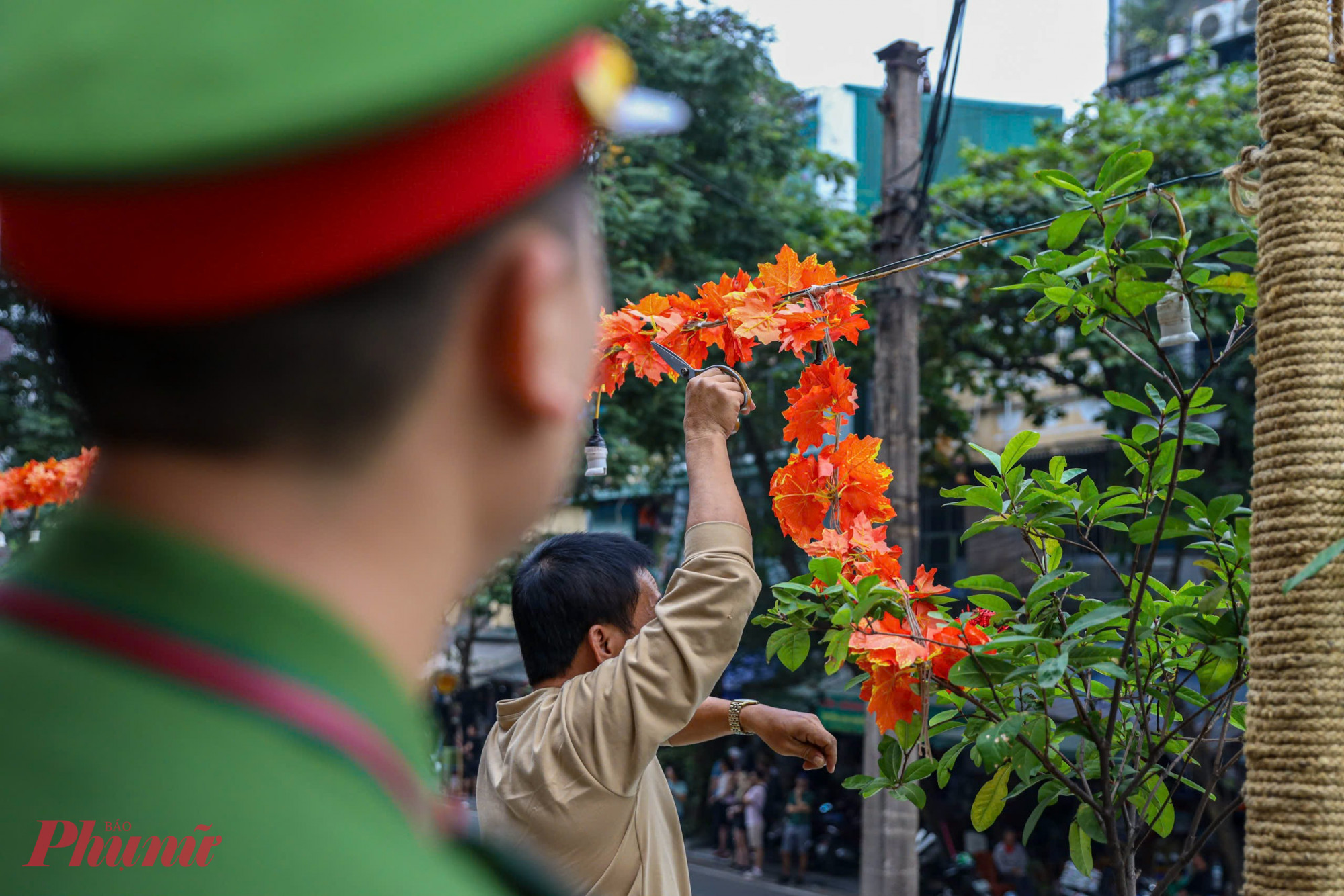 Nhiều chủ cơ sở kinh doanh phả gỡ bỏ những vật trang trí vi phạm trật tự an toàn hành lang đường sắt.