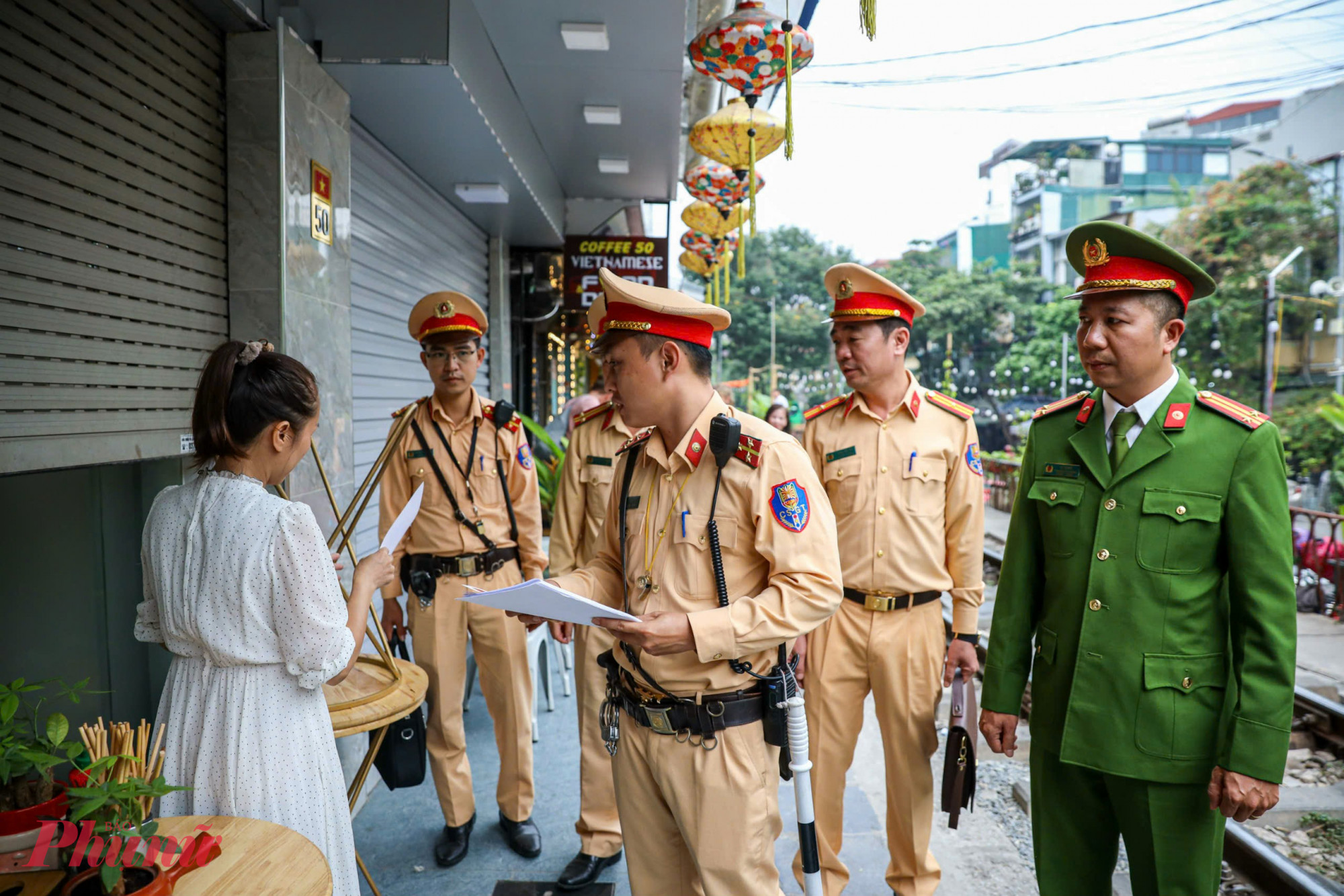 Các hộ kinh doanh ký cam kết không vi phạm trật tự, an toàn đường sắt,