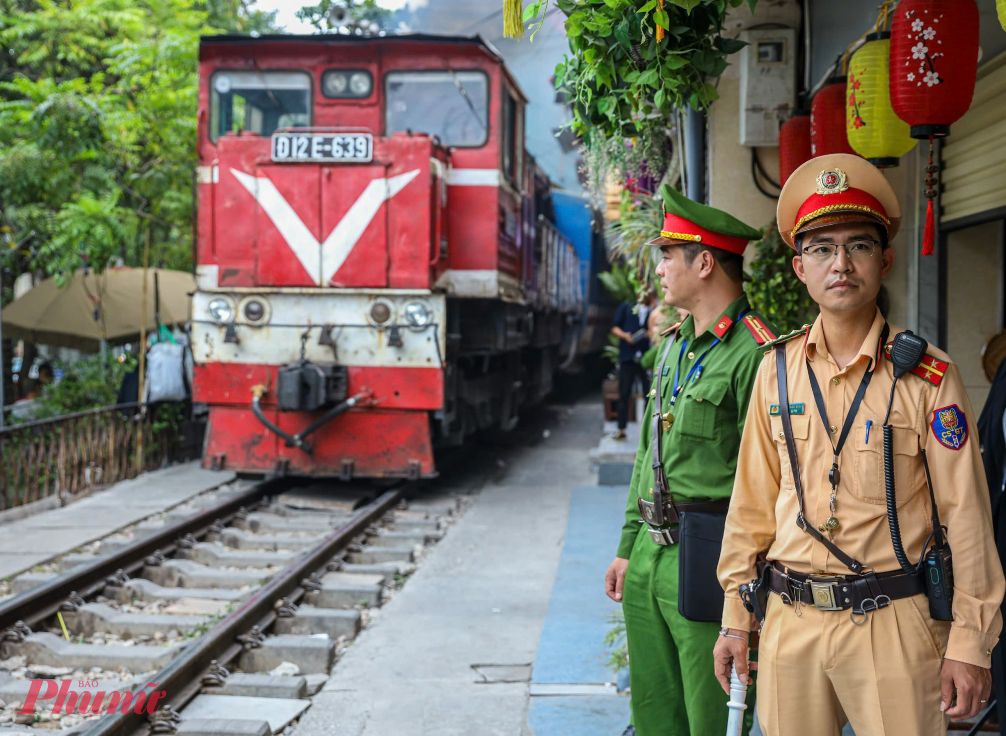 Ngày 25/11, Đội CSGT đường bộ số 1 và công an quận  Hoàn Kiếm tiến hành kiểm tra đột xuất, xử lý các hành vi vi phạm về an toàn đường sắt.