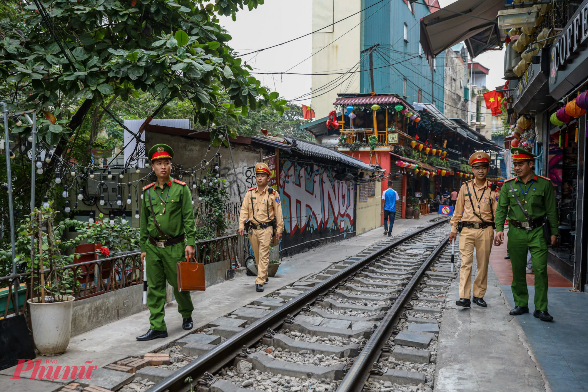 Trước tình trạng trên,  Phòng Cảnh sát giao thông Hà Nội phối hợp cùng Công an quận Hoàn Kiếm và Cục Cảnh sát giao thông (Bộ Công an) đã tiến hành khảo sát hành lang đường sắt từ đoạn ngã tư Lê Duẩn ngược theo phố Phùng Hưng. Qua thực tế đánh giá, trong tháng 10/2024, khu vực trên xuất hiện thêm một số cơ sở kinh doanh cà phê đều là những hộ dân sinh sống dọc tuyến đường sắt tự mở.