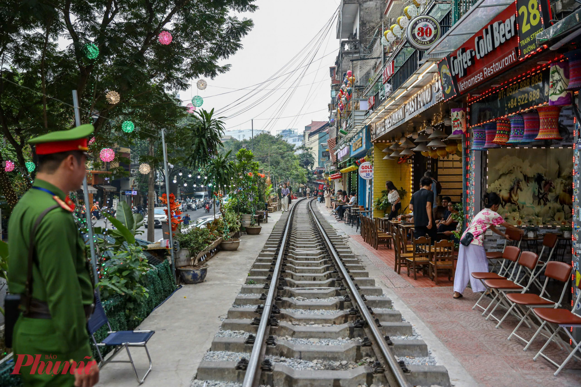 Trung tá Vũ Hùng, Phó trưởng Công an phường Cửa Đông, quận Hoàn Kiếm cho biết, cũng như toàn tuyến, các hộ dân đều được lập danh sách tuyên truyền về ATGT đường sắt. Mỗi ngày các hộ dân đều nắm rõ giờ tàu chạy qua để không cho du khách vãng lai đi lại trên khu vực đường sắt nguy hiểm. Quá trình bán hàng phải bảo đảm tuyệt đối an toàn, không vi phạm pháp luật.