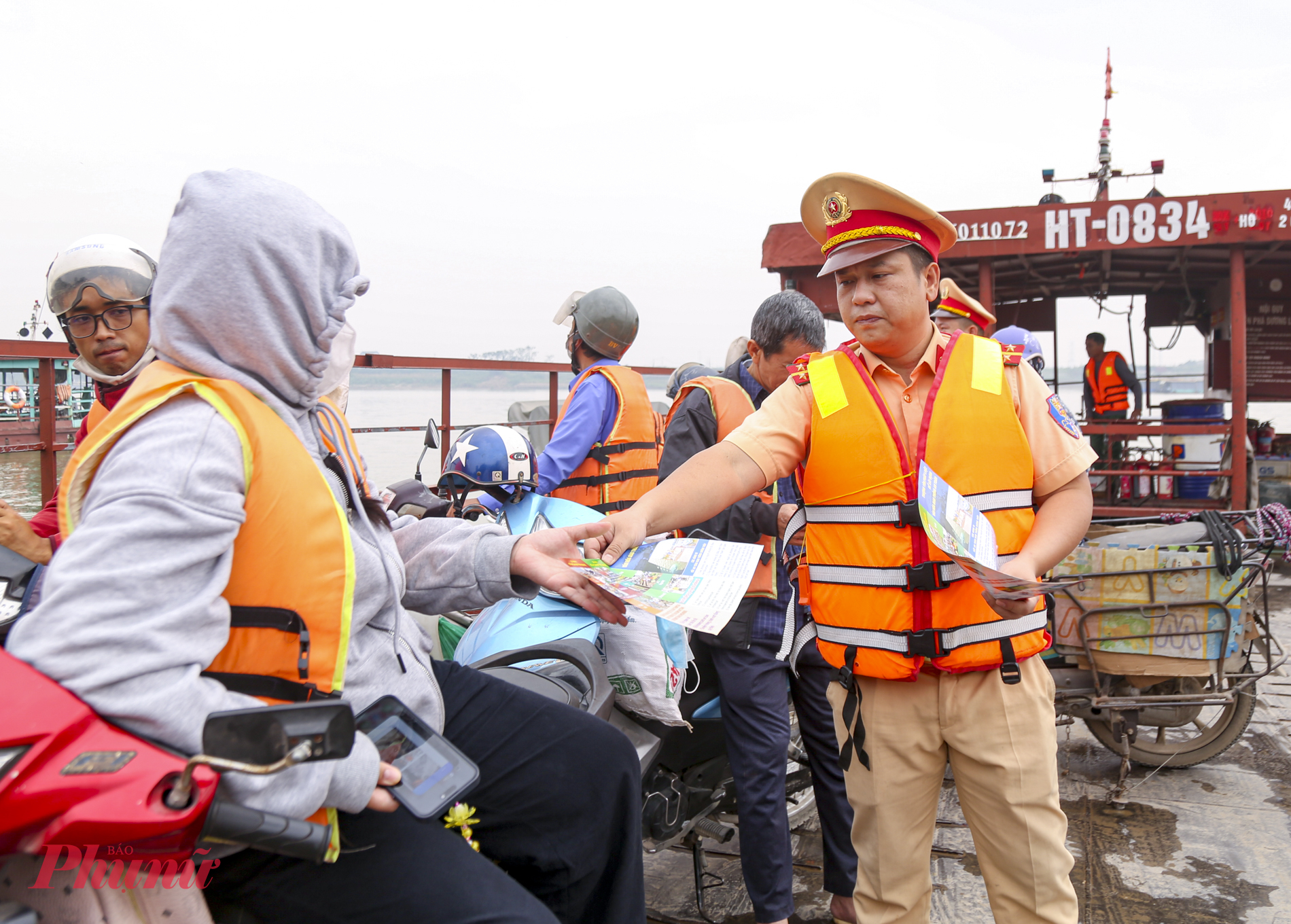 CSGT kiểm tra các bến phà ngang sông, đảm bảo an toàn giao thông đường thủy dịp cao điểm cuối năm