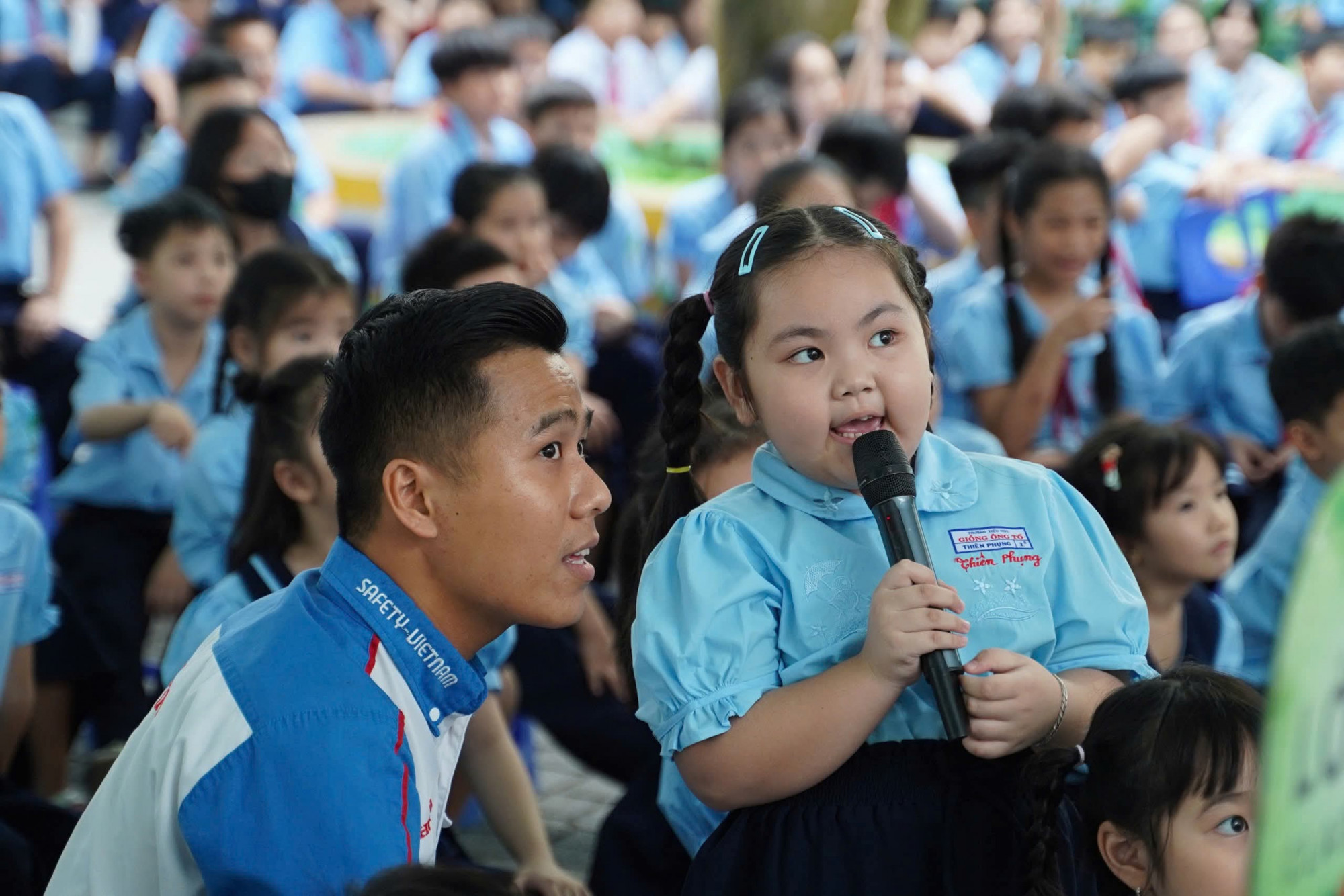 Ngoài được tặng mũ bảo hiểm, các bé lớp Một - Trường Tiểu học Giồng Ông Tố còn được tìm hiểu về kiến thức an toàn giao thông