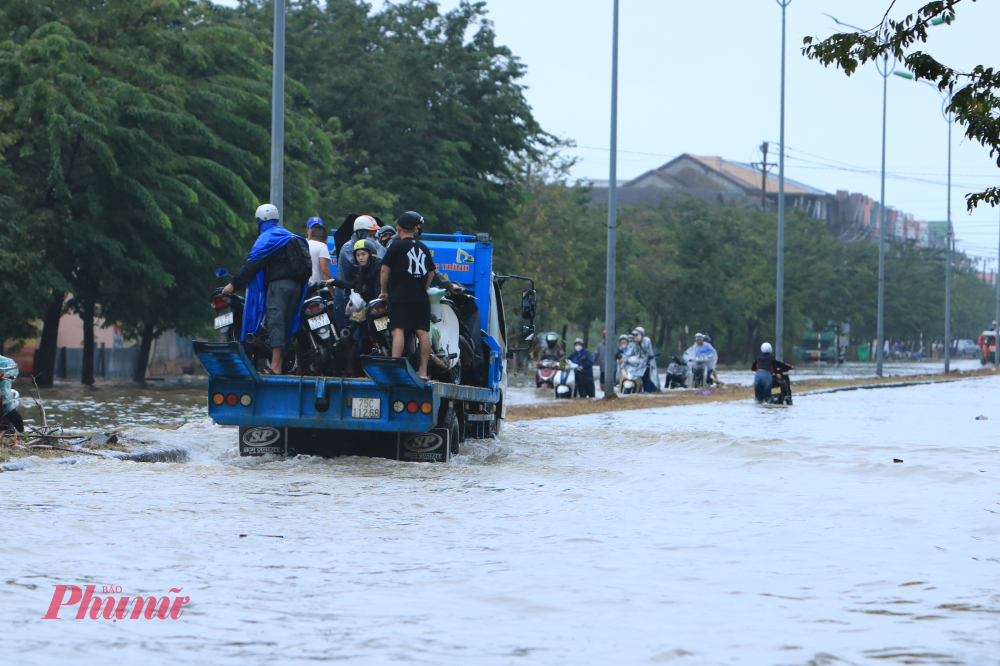 Bà con cho biết mỗi chuyến xe chở tăng bo tài xế thu mồi người là 50.000 đồng/xe và người với đoạn đường từ 600m đến 1km