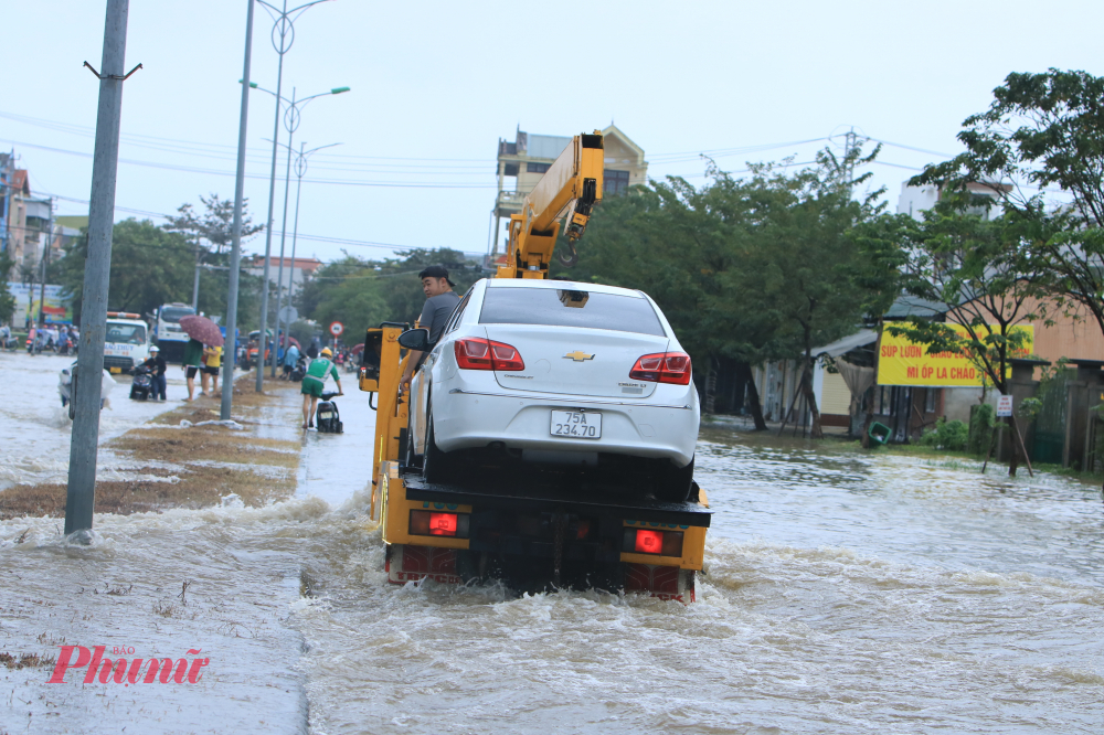 Đến chiều 25/11 nhiều tuyến đường ở TP Huế vẫn ngập đầy nước lũ khiến nhiều phương tiện giao thông không thể di chuyển