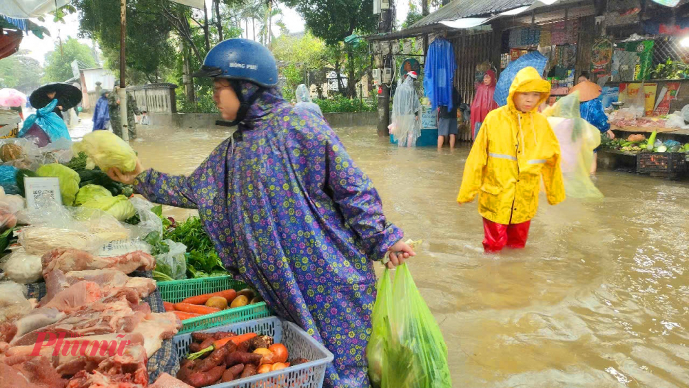 Bà con làng Vân Dương tranh thru đi chợ lụt khi nước vẫn còn thấp